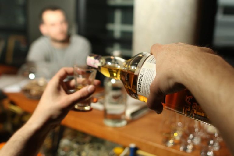 ウイスキーのおいしい飲み方 ウイスキーが飲めるようになりたいあなたへ ウイスキーの飲み方 楽しみ方をご紹介します Yaffee S Whisky Blog ウイスキーのおいしい飲み方 ウイスキーが飲めるようになりたいあなたへ ウイスキーの飲み方 楽しみ方をご紹介します Yaffee S Whisky Blog