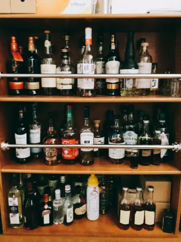 コレクションケースと本棚で見ながら飲みたい！ ウイスキー専用の棚